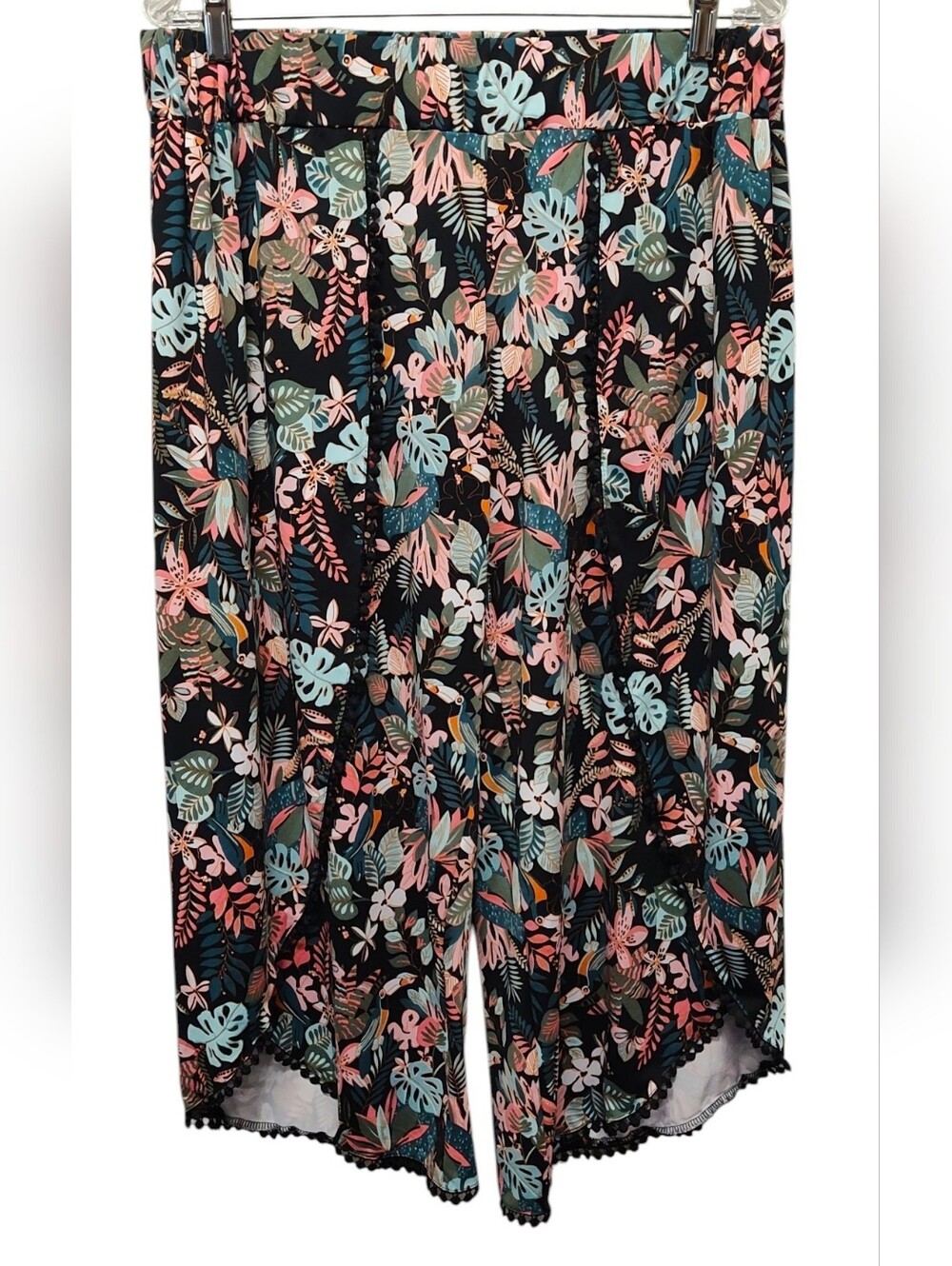 Robert Louis Black Tropical Floral Cropped Pants Size Large
